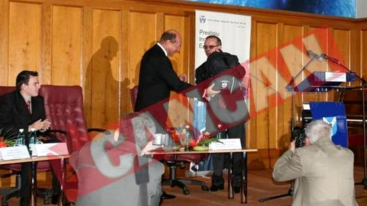Basescu a dat autografe pe carnetele de student