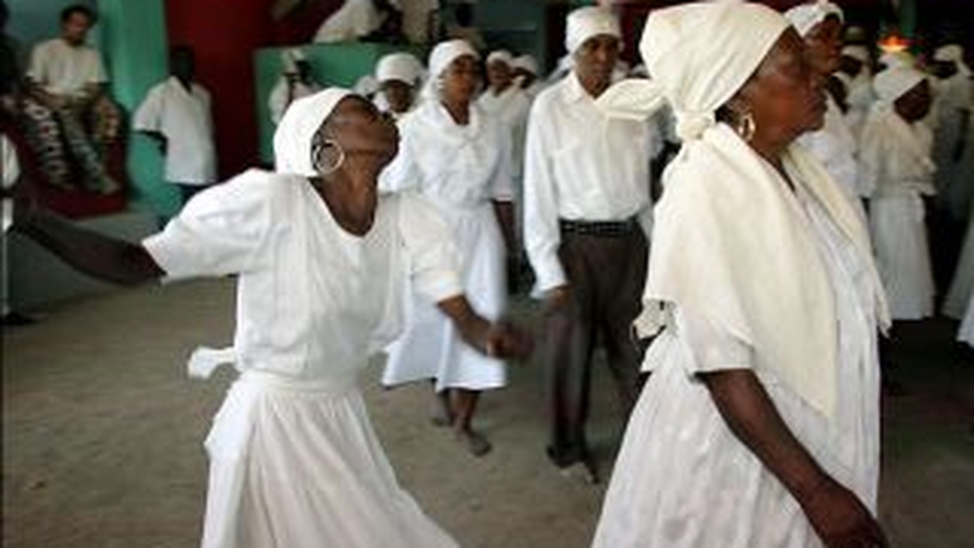VIDEO Sute de adepti ai cultului voodoo din Haiti s-au rugat pentru victimele cutremurului din 12 ianuarie