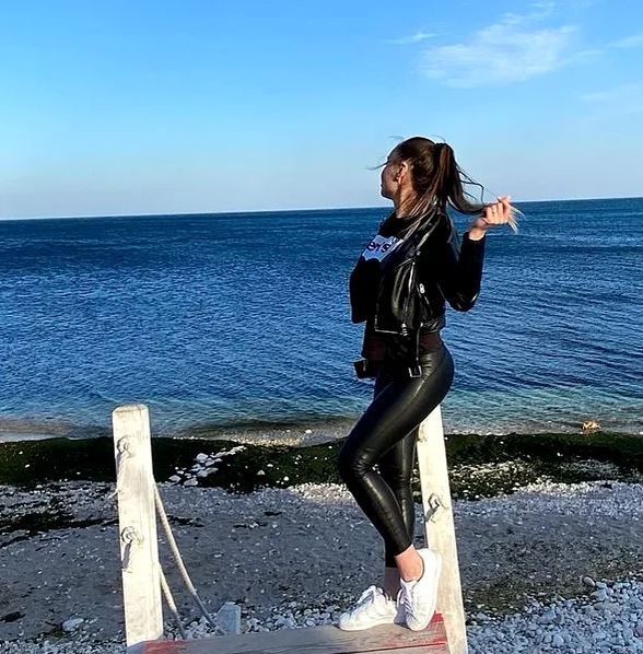 Ce bombă-sexy e sora lui Tavi Popescu! „Bunăciunea” nu ratează niciun meci al FCSB-ului | GALERIE FOTO