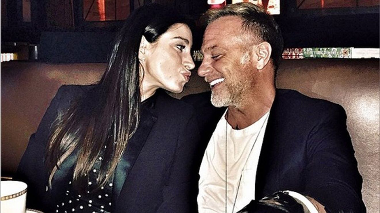  Pozează ca un manechin! Excentricul milionar se laudă cu… ”dotările” din chiloţi!