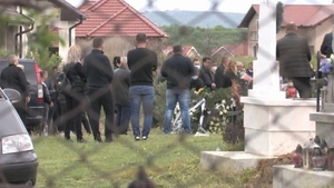 Înmormântare fără precedent în Bihor, pe timp de coronavirus! Zeci de persoane, între care magistrați! ”Ne-am închis în capelă!”
