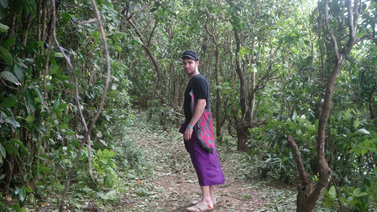 Randi s-a imbracat in fusta in vacanta. Si, culmea, nu este in Scotia, ci in Bali!