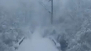 Imagini uluitoare dintr-o locomotivă, care ”taie” zăpada! Mecanicii, devastați: ”Ai de p@#a mea!” VIDEO