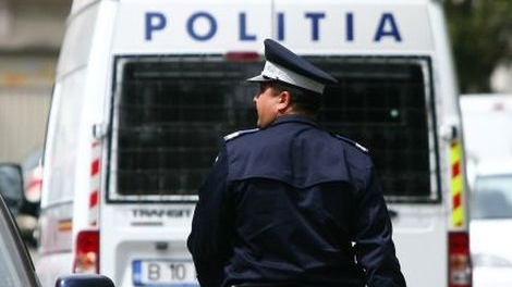 Polițiști atacați cu pietre de un bărbat la Galați. Un luptător SAS a fost rănit cu o șurubelniță