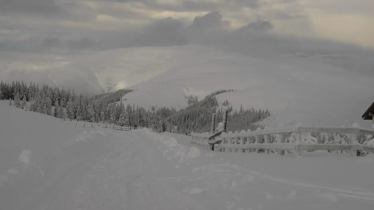 22 de turişti, printre care 9 copii, rămaşi blocaţi în zona Horezu! Oamenii fuseseră avertizaţi de autorităţi, dar au ales să rămână la cabană până în ultimul moment