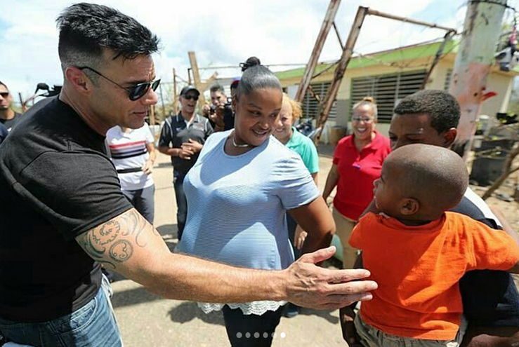 Imagini emoţionante cu RICKY MARTIN şi logodnicul său. Au mers să îi ajute pe sinistraţii din Puerto Rico
