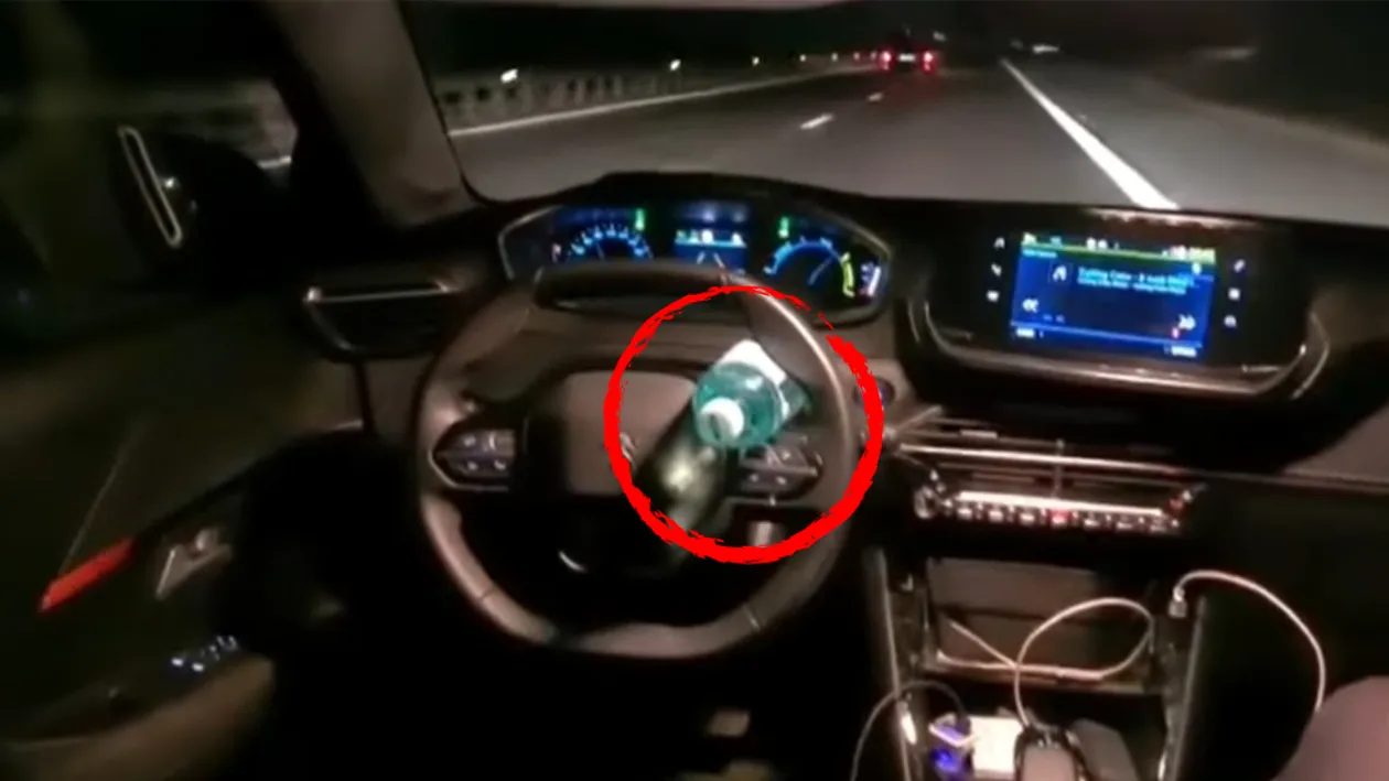 Uitați, bă, se conduce singură mașina! Ce a pățit un șofer român, după ce a fixat o sticlă la volan si a trecut pe bancheta din spate, în timp ce mergea pe Autostrada Soarelui