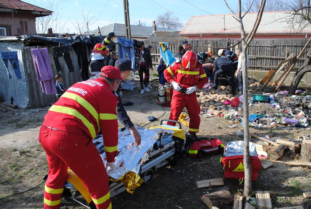 Copilul căzut în fosa septică a fost salvat