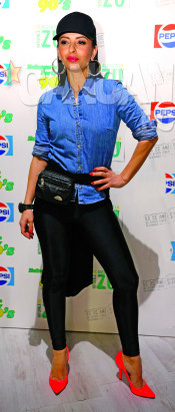 S-au imbracat in stilul anilor ’90! Cum s-a transformat Lora in “regina discotecii” si Alina Eremia in… Andreea Antonescu!