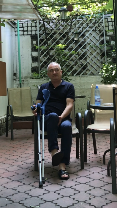 Dumitru Bucșaru a venit la spălătorie în cârje