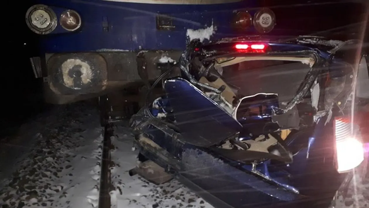 Groaznic accident de circulație în localitatea Zimandu Nou din Arad. O maşină a fost spulberată de tren 