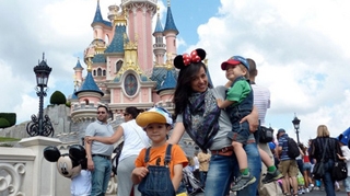 Andi Moisescu si-a dus familia in vacanta la Disneyland: "Au fost doua zile pline, traite numai in parcuri, de la 10 dimineata si pana seara, la 7"