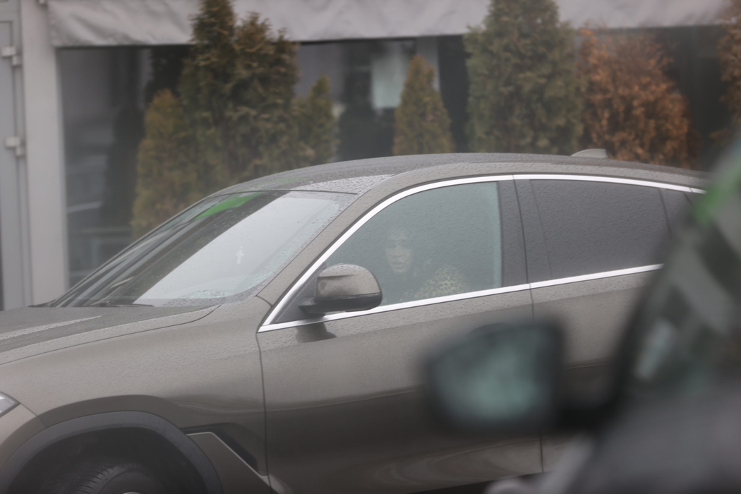 Elena Băsescu a plecat în oraș la bordul unui BMW X6 de 100.000 de euro (Foto: CANCAN.RO)