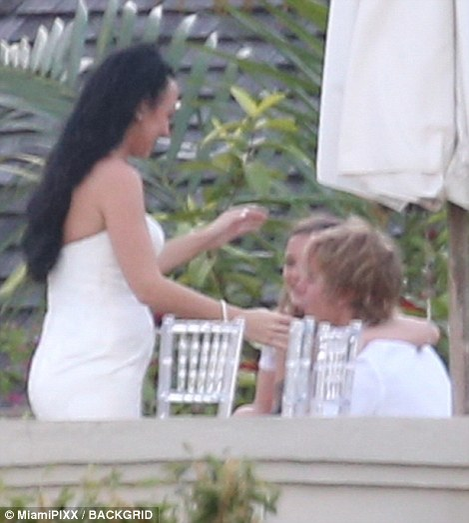GALERIE FOTO. Au făcut spectacol la nunta tatălui său! Justin Bieber și Selena Gomez, poze incendiare! S-au pipăit de față cu toată lumea!