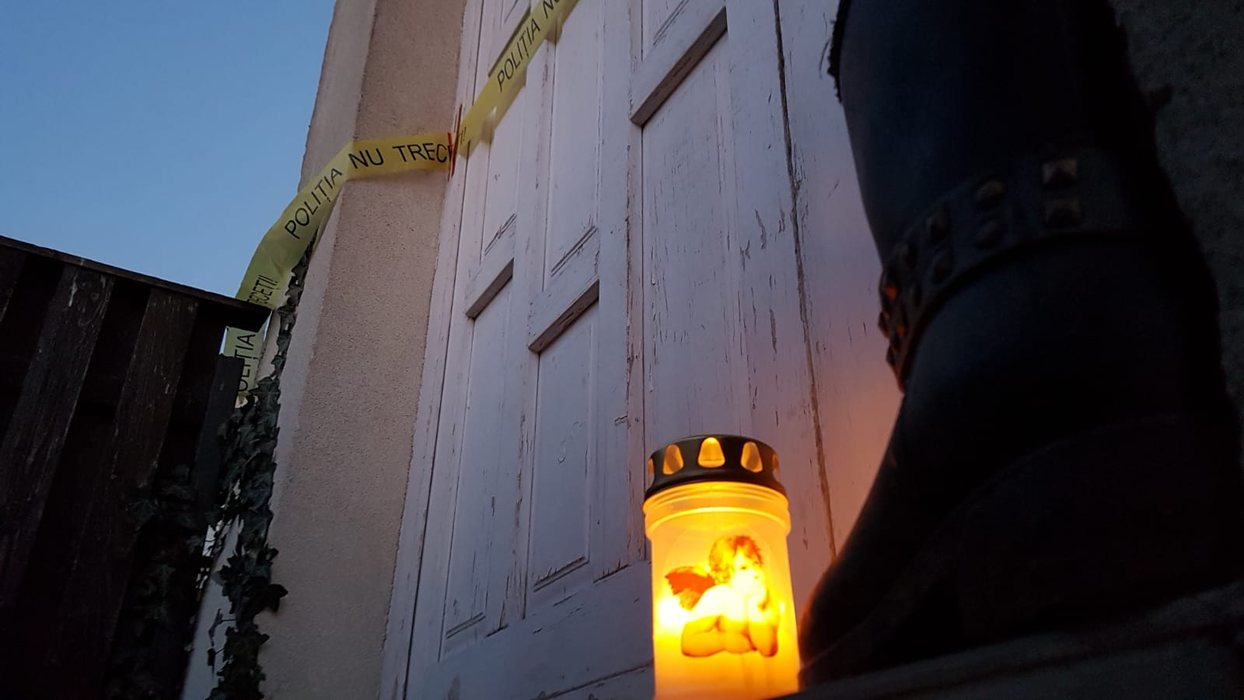 O vecină a Cristinei Țopescu a aprins o candelă pe pragul casei