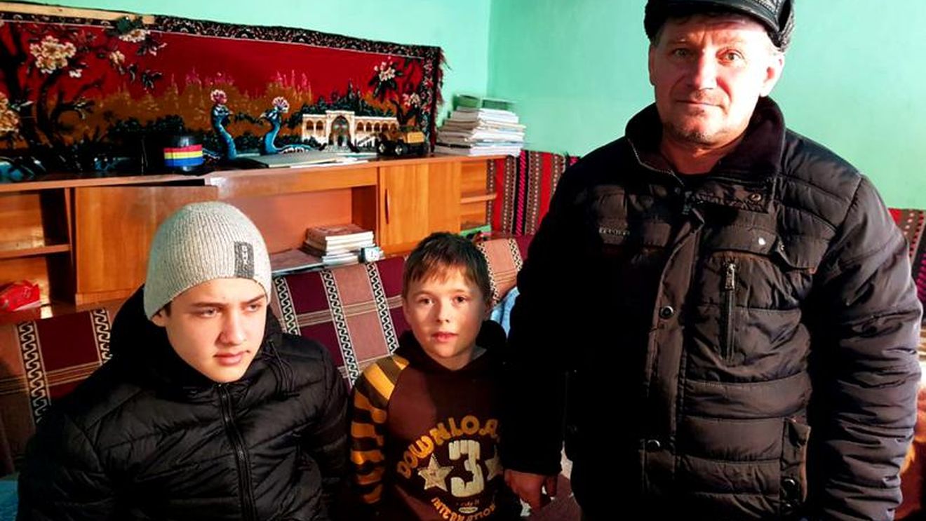 Au fost vânduți de mamă pentru trei țigări. Ce s-a ales, ulterior, de doi puști din Ferești, județul Vaslui