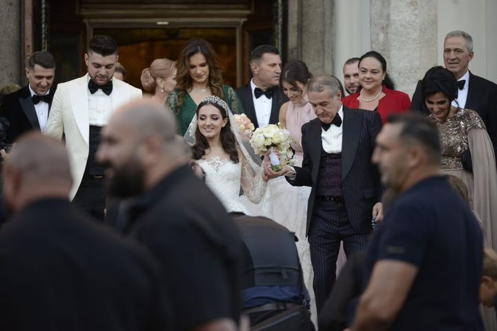 Cum s-au cunoscut Luminiţa şi Gigi Becali! Sunt verișori, iar povestea lor de iubire este foarte frumoasă