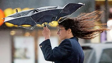 Avertizare meteo! Vânt puternic în toată ţara şi ninsori în Moldova, de sâmbătă seara până marţi