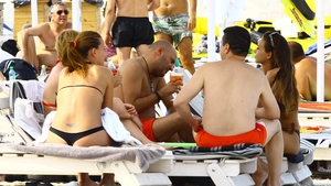 Ce face Dan Capatos la mare! VEZI ipostazele in care a fost filmat prezentatorul tv in compania sotiei sale!