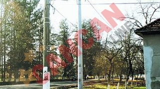 Stalp electric in mijlocul drumului