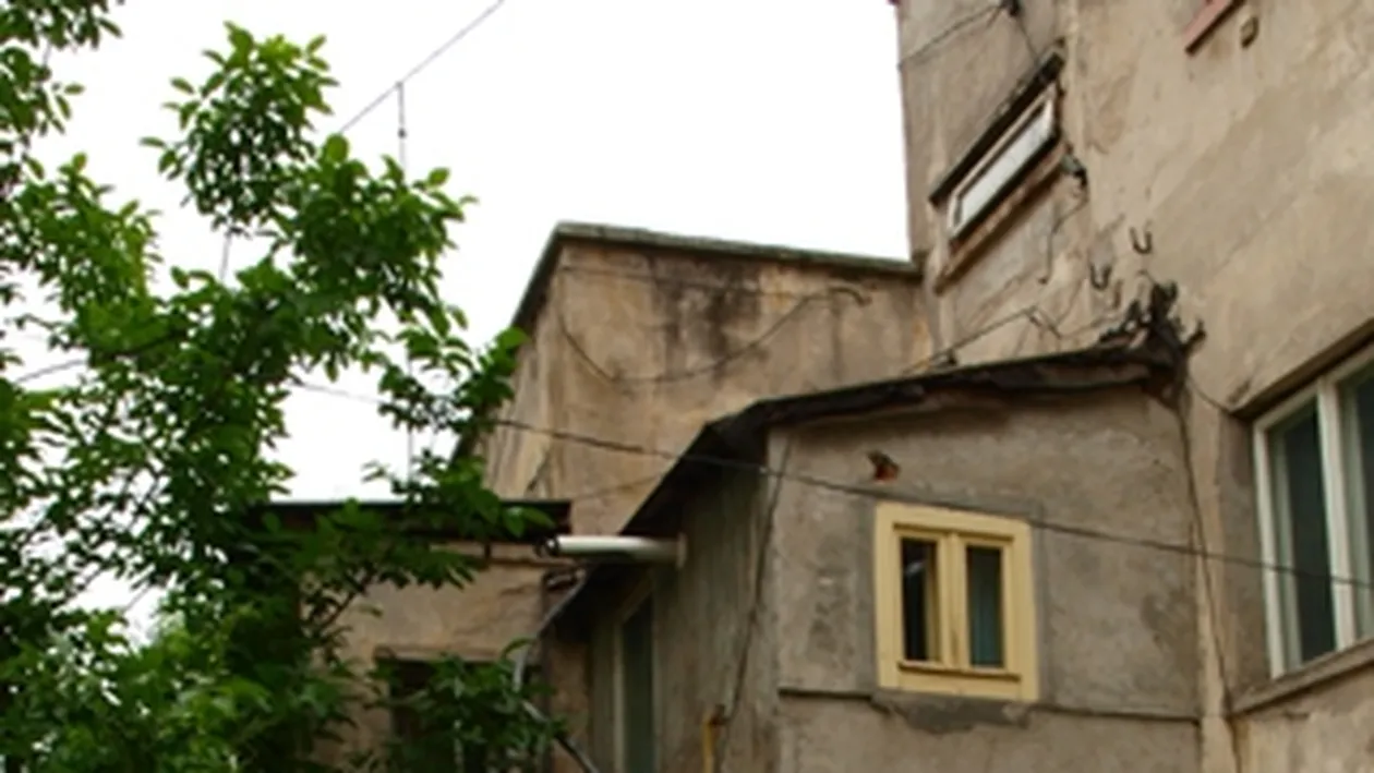 Scandal sangeros intre concubini! A sarit de la etaj ca sa scape de moarte!