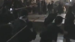VIDEO S-au incins spiritele inainte de Craciun! Bataie cu maturi intre preoti in Biserica Nasterii Domnului din Betleem