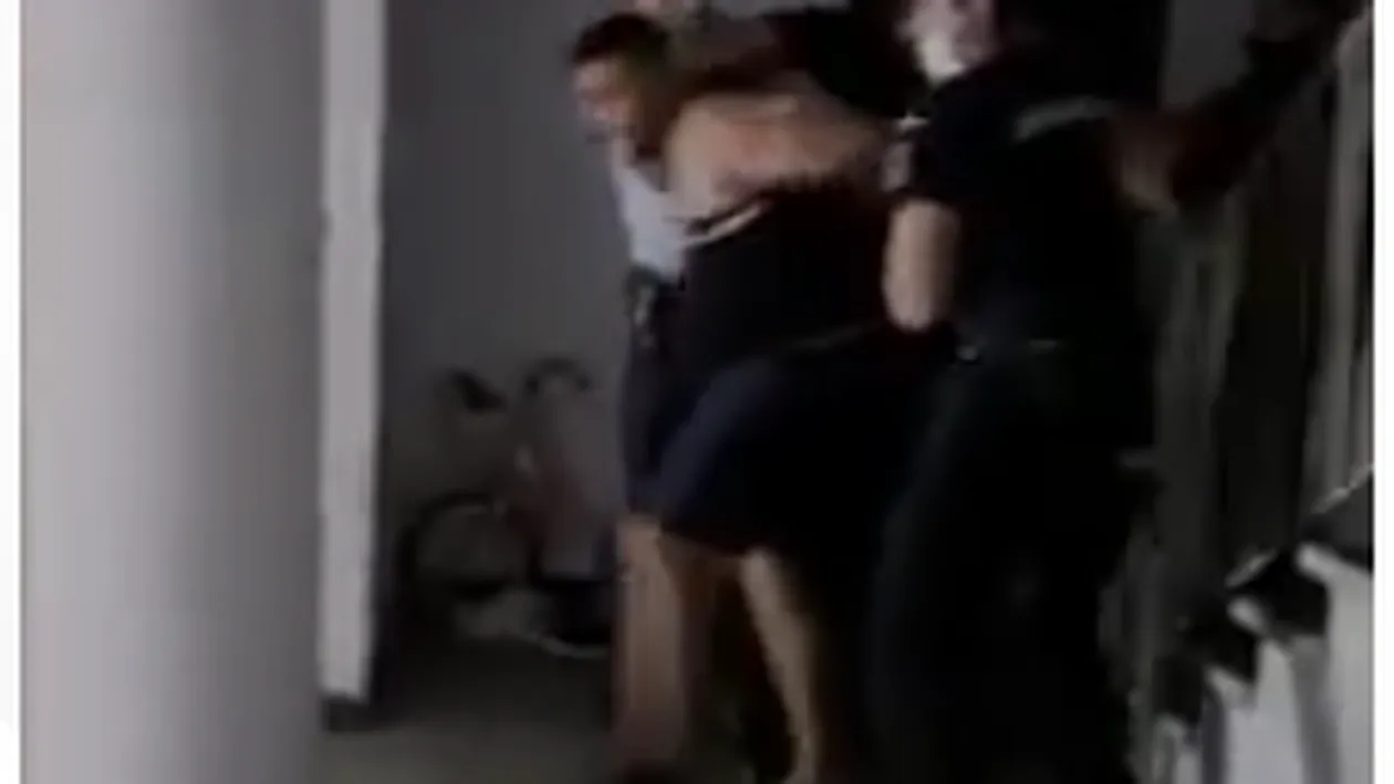 Scandal cât casa la Balotești! Au intrat în scara blocului și … ”L-au omorât, l-au omorât!” VIDEO