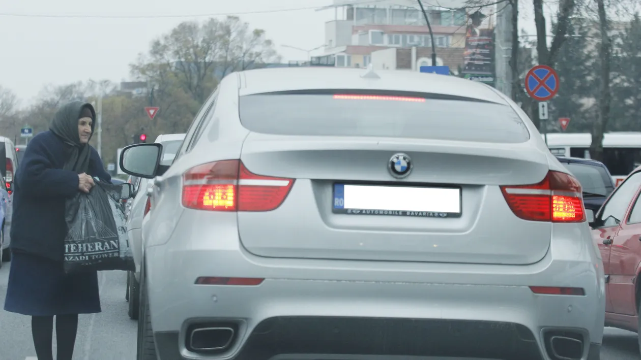 Inna nu-si arunca banii pe cersetori! A ignorat complet o batrana care voia un leu!