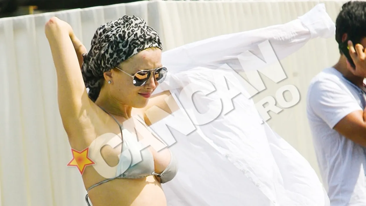 Cantareata resimte efectele maternitatii. Tradata de decolteul unei rochii! Sanii Elenei Gheorghe s-au topit si au pierdut lupta cu gravitatia dupa sarcina si alaptare!