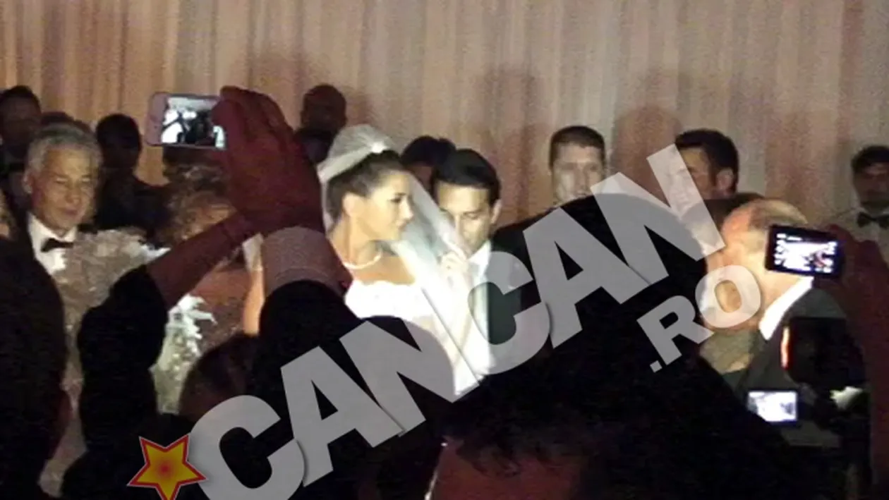 La taierea tortului, Traian Basescu a fost luat de valul euforiei si i-a cantat fiicei sale La multi ani! in romana si in engleza! Intra sa vezi ce fericit era alaturi de sotie, ginere si socri