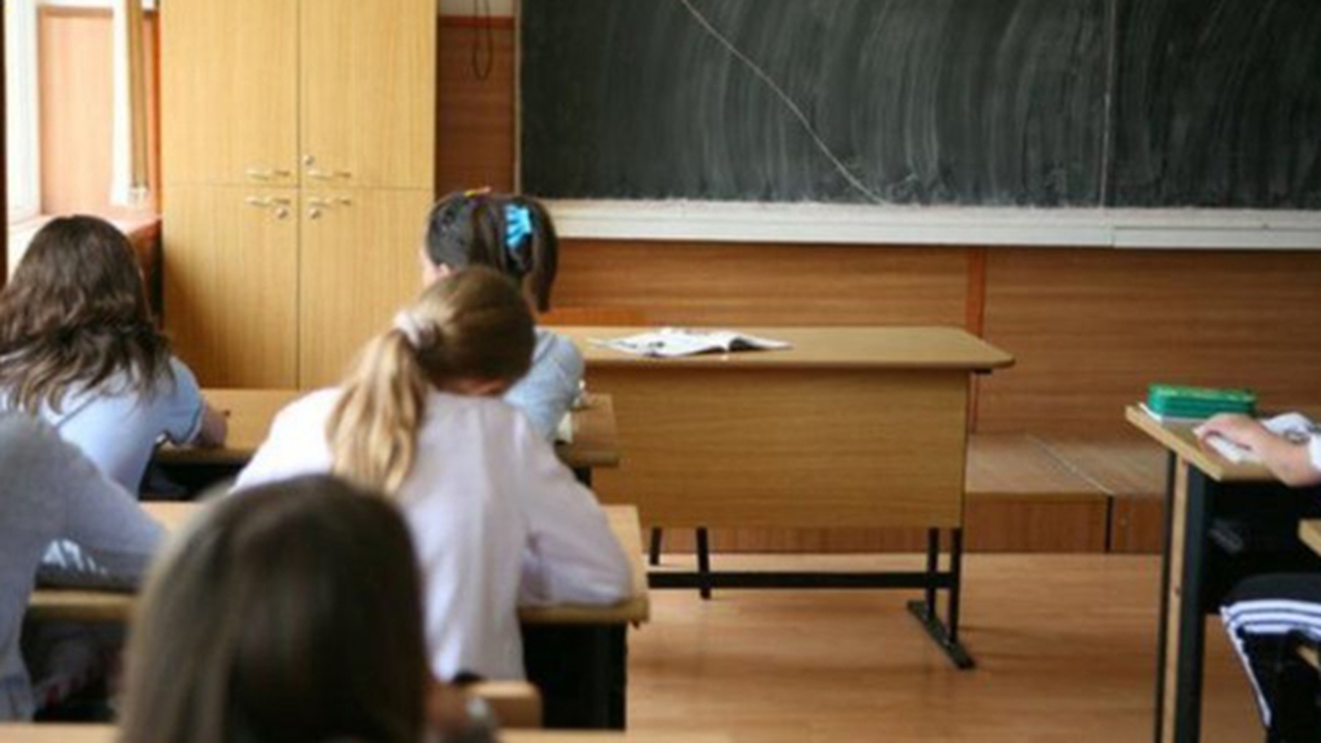 Si-a INGROZIT elevii, dupa ce i-a disparut telefonul mobil! Ce a aparut pe pagina de Facebook a unui profesor din Petrosani!