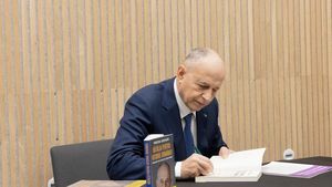 Ce salariu are, de fapt, Mircea Geoană ca secretar adjunct al NATO. Și leafa pe care a încasat- o la primul său loc de muncă a fost consistentă