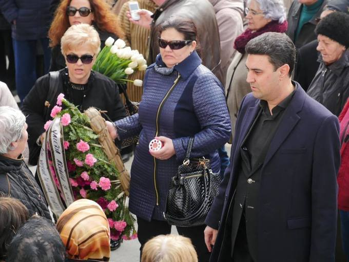 Valeria Arnăutu a venit cu familia la înmormântarea Ilenei Ciuculete