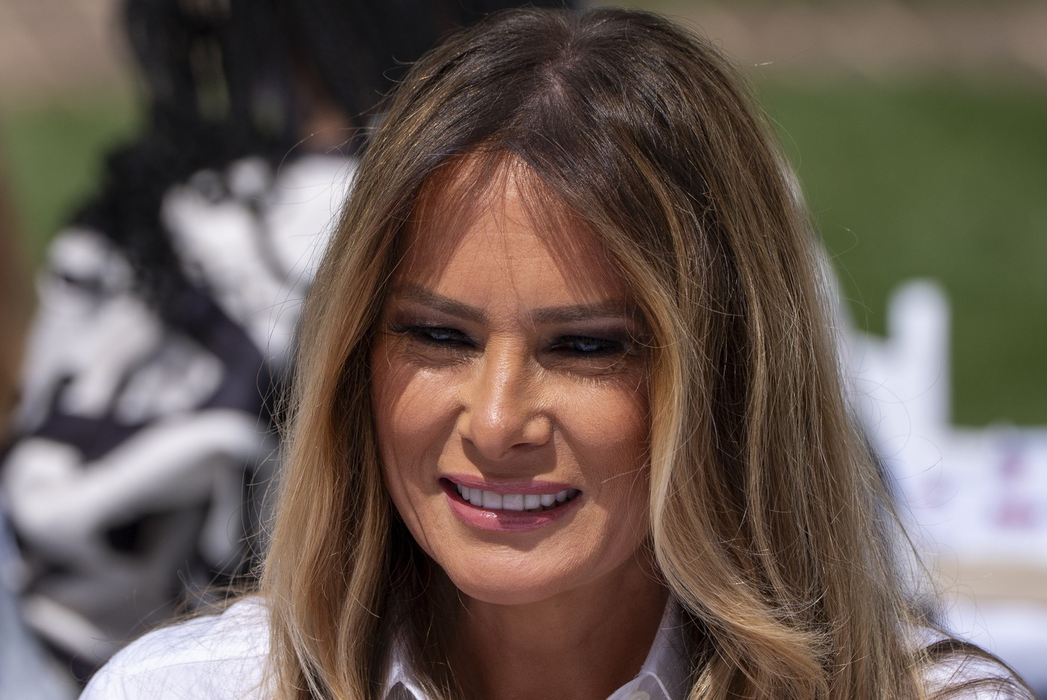 Prima doamnă Melania Trump participă la decorarea steagurilor în timpul evenimentului „Take Our Child to Work Day” din grădina Jacqueline Kennedy de la Casa Albă, marți, 20 mai 2025, în Washington. Foto: Profimedia