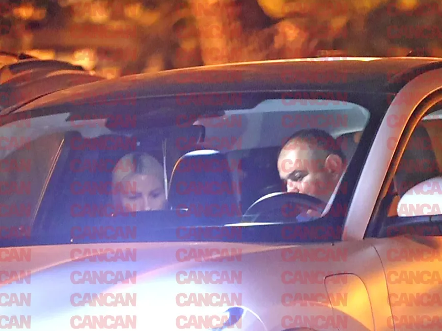 Dumitru Șoșoacă îi arată blondei butoanele