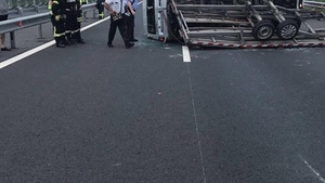 Accident cumplit pe A1 între două microbuze şi un autoturism