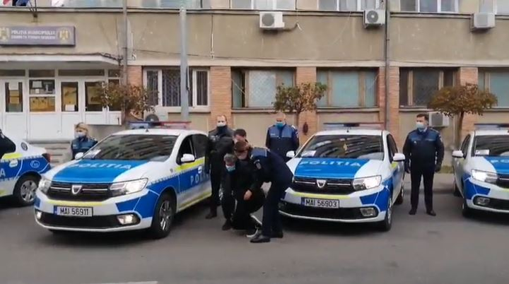 Un polițist din Mehedinți, răpus de infecția cu COVID-19. Imagini cu puternic impact emoțional surprinse la omagiul pe care i l-au adus foștii colegi | VIDEO