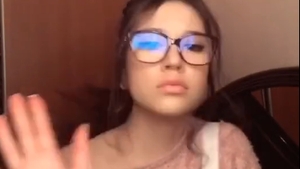 Cine ar fi crezut. Cleopatra Stratan o urmărește cu atenție pe Vulpița, iar când e singură în cameră o și imită VIDEO