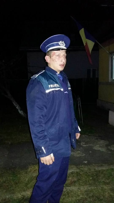 Trei poliţişti au suferit vătămări corporale, după ce au scos din flăcări un bărbat şi copiii acestuia