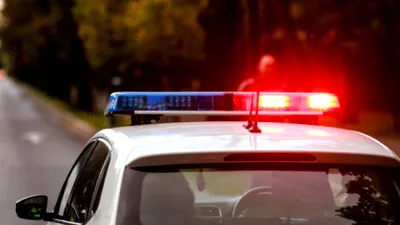 Un polițist a fost găsit împușcat în cap pe bancheta din spate a mașinii de serviciu