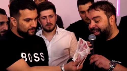 Un bărbat i-a dat lui Tzancă Uraganu bani falși pentru dedicații. Cum a reacționat manelistul când și-a dat seama