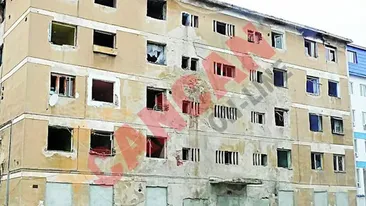 Au zidit usile si geamurile de frica romilor