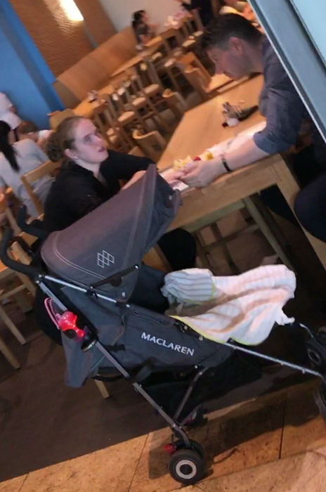 Ana Maria se ţine de mână cu partenerul ei, în timp ce micuţa doarme în cărucior
