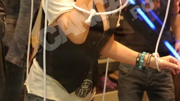 Adina Buzatu isi binedispune clientii cu spectacole de pantomima in vitrina