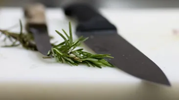 O tiganca a fost injunghiata de sapte ori de sotul ei