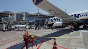 Clipe de panică la bordul unui zbor Ryanair. O bucată de motor s-a desprins și a spart un geam