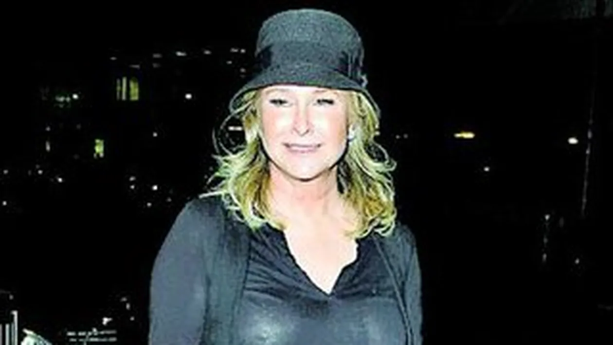 Poarta haine transparente, cu vedere directa la sani. Asa mama, asa fiica