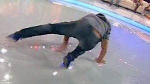 Imagini dementiale cu taximetristul violat! S-a apucat sa danseze breakdance "pe sistem turbo" pentru a-si impresiona sotia!