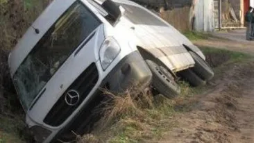 S-a intamplat in aceasta dimineata! Un microbuz s-a rasturnat pe DN 17! Care este starea victimelor