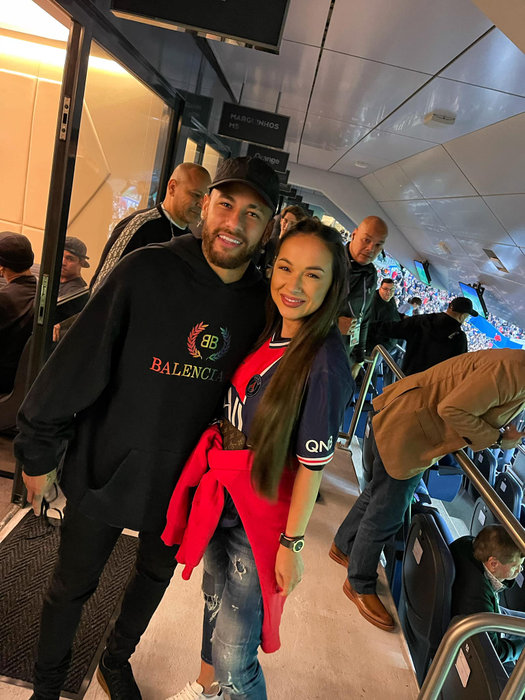 Vlăduța Lupău, întâlnire de gradul zero la Paris! Artista, în brațele lui Neymar pe stadionul Parc des Princes. „Dacă îți dorești cu adevărat ceva se întâmplă”